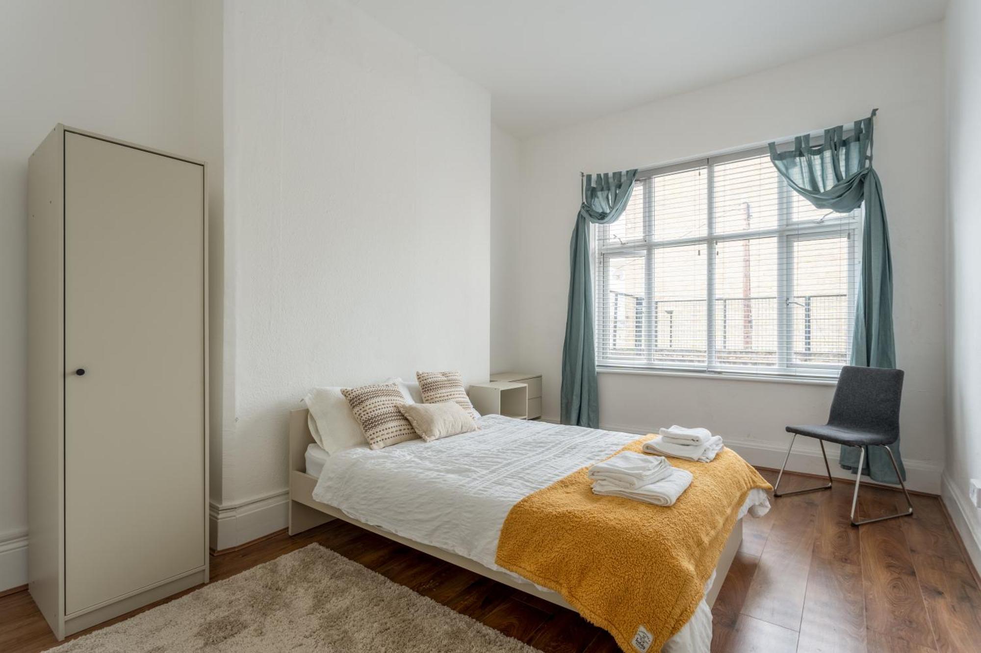 Cozy With Shared Bathroom London