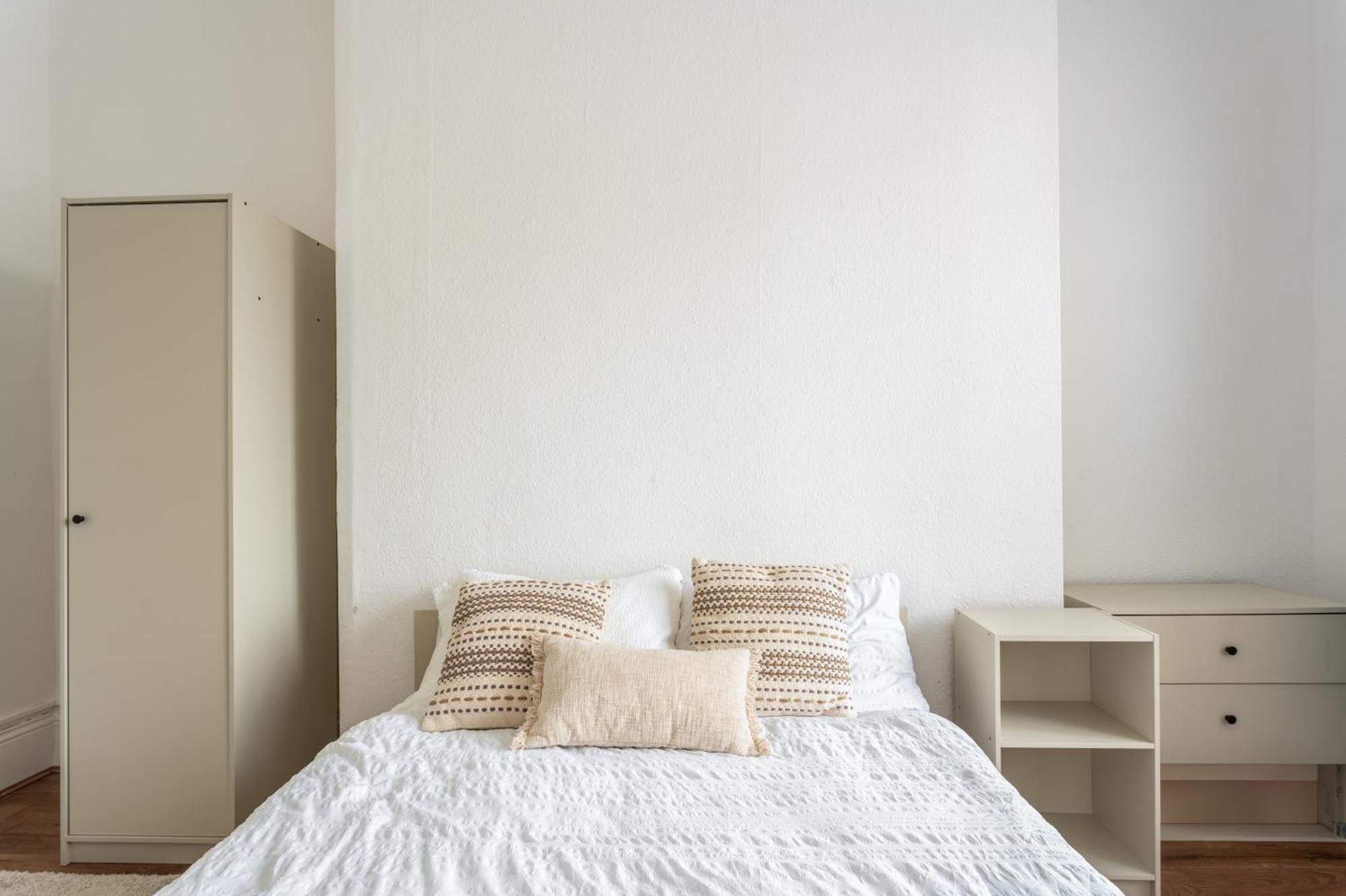 Cozy With Shared Bathroom * London